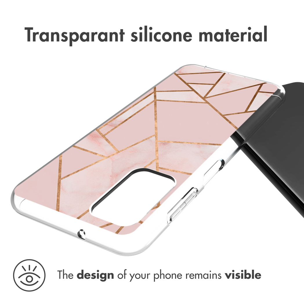 Close-up van een telefoonhoesje met een roze en goud geometrisch patroon. Tekst: Transparant siliconen materiaal.