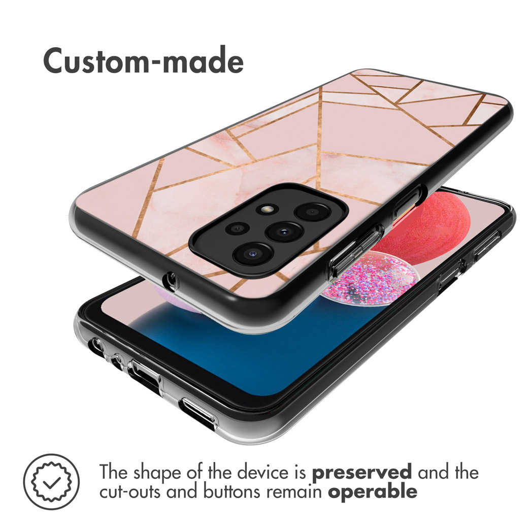Roze marmeren telefoonhoes met gouden lijnen en telefoon erin. Close-up.