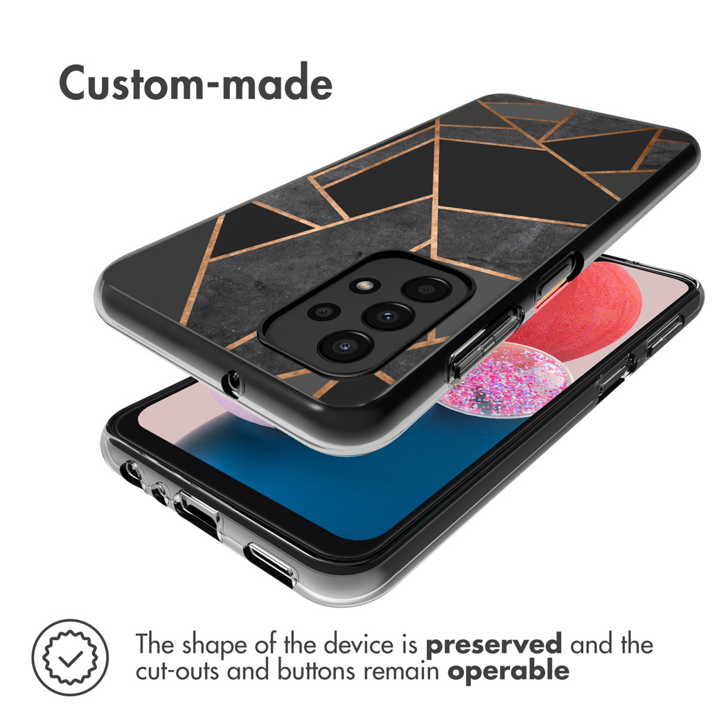 Telefoonhoesje op een telefoon. De hoes is zwart met een gouden geometrisch patroon.