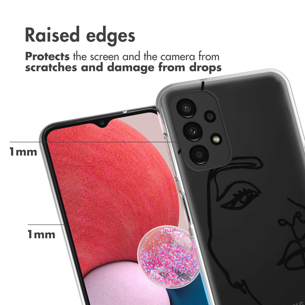 Een doorzichtige telefoonhoes met een zwarte lijntekening van een gezicht en roze glitter op een roze telefoon.