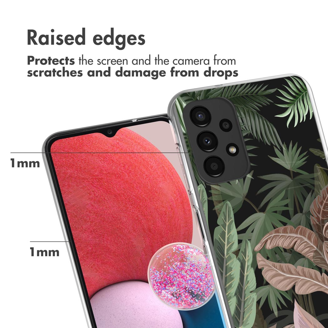 Close-up van telefoonhoes met verhoogde randen. Een telefoon zit erin met tropisch bladerdesign.