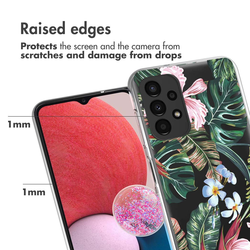 Telefoonhoesje met bloemenontwerp. Het scherm toont een rode achtergrond. Transparante hoes met roze glitter.
