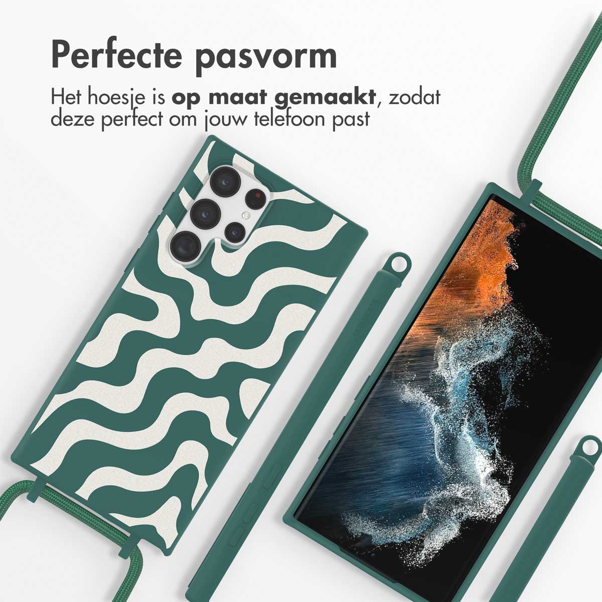 Groene telefoonhoes met een golvend patroon. Een telefoon met een hoesje ernaast. Tekst: Perfecte pasvorm.
