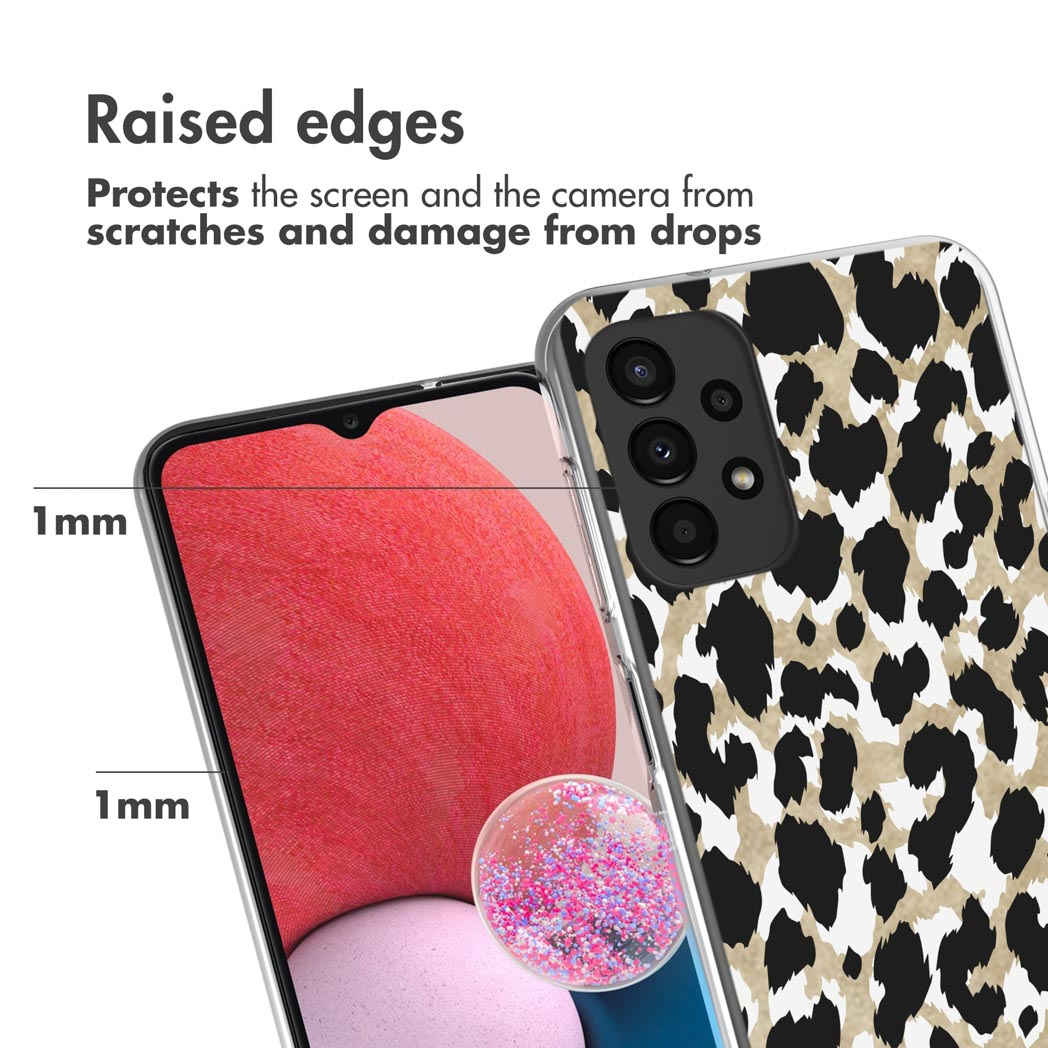 Custodia del telefono su un telefono. La custodia ha una stampa leopardata e un bordo trasparente.