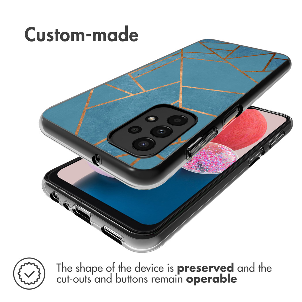 Telefoonhoesje met blauw en goud geometrisch ontwerp. De telefoon is zichtbaar.