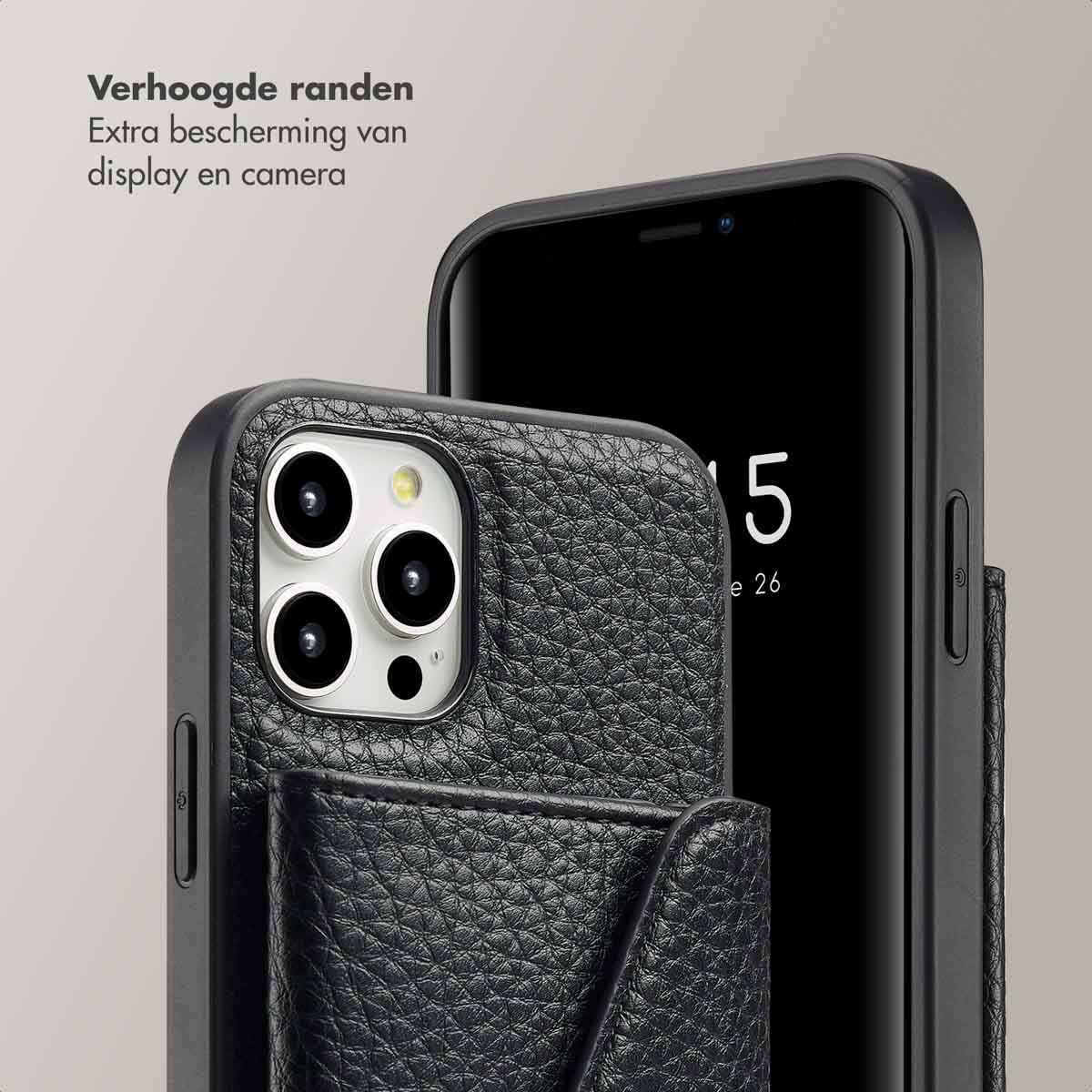 Een zwarte telefoon in een zwarte leren hoes met een portemonnee. De hoes heeft opstaande randen voor schermbescherming.