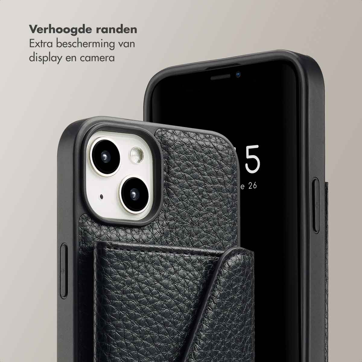 Close-up van een zwarte telefoonhoes met een portemonnee. De telefoon toont een datum op het scherm.