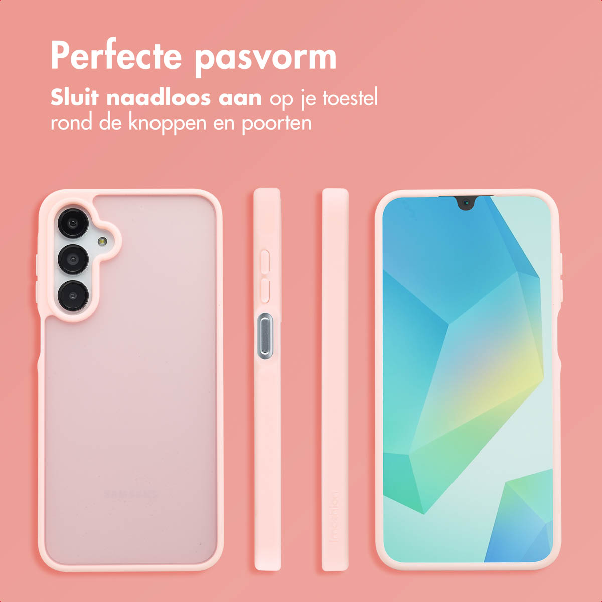 Drie telefoonhoesjes en een telefoon. De telefoon is roze met een roze hoesje en de telefoon staat rechts.