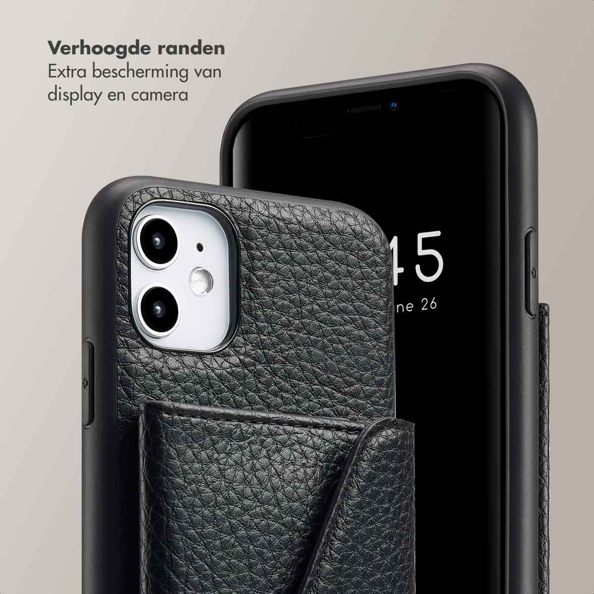 Coque de téléphone noire avec porte-cartes, protégeant le téléphone. La coque a une surface texturée.
