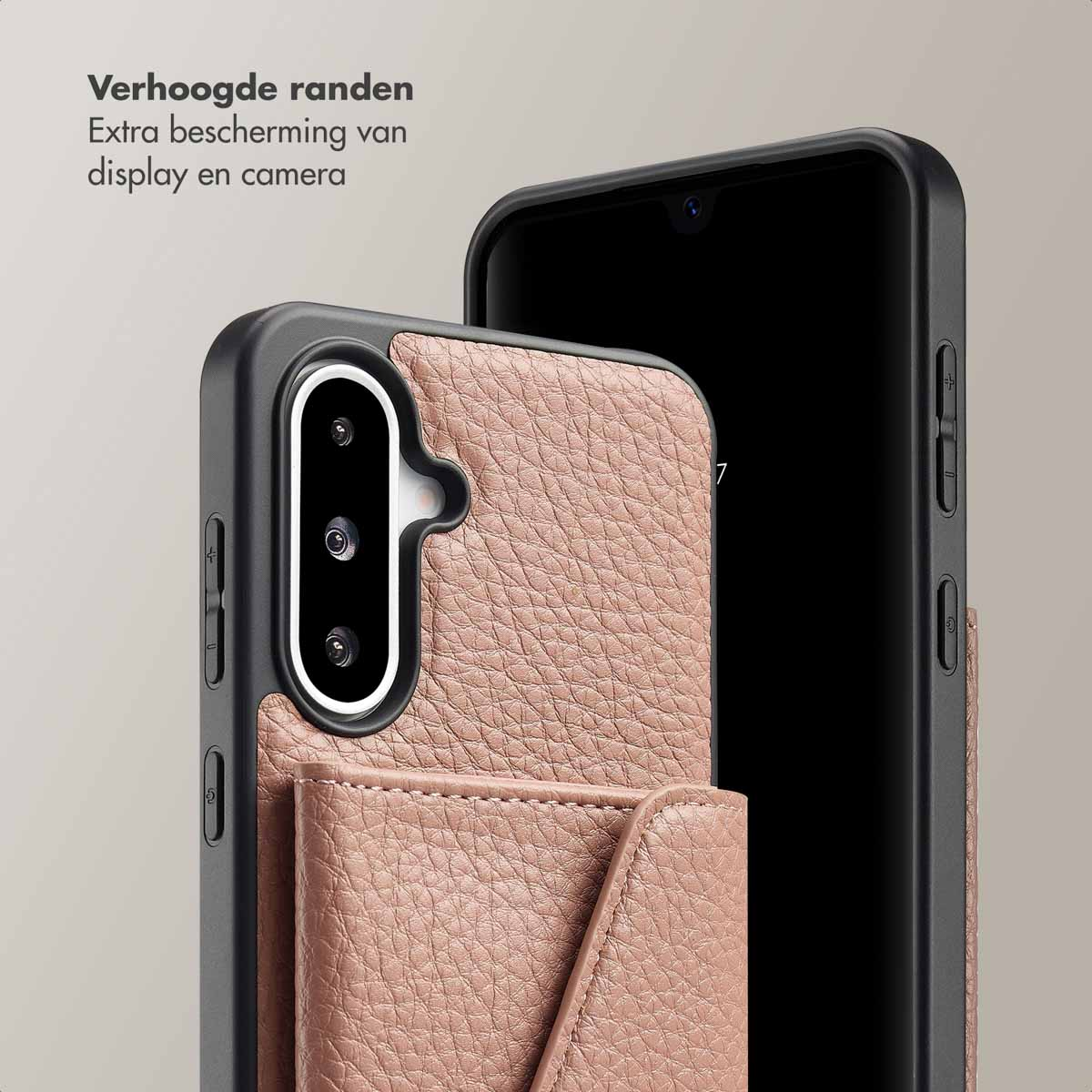 Een telefoonhoesje met een roze leerachtige textuur. De telefoon is zwart. Er is een kaartzak.