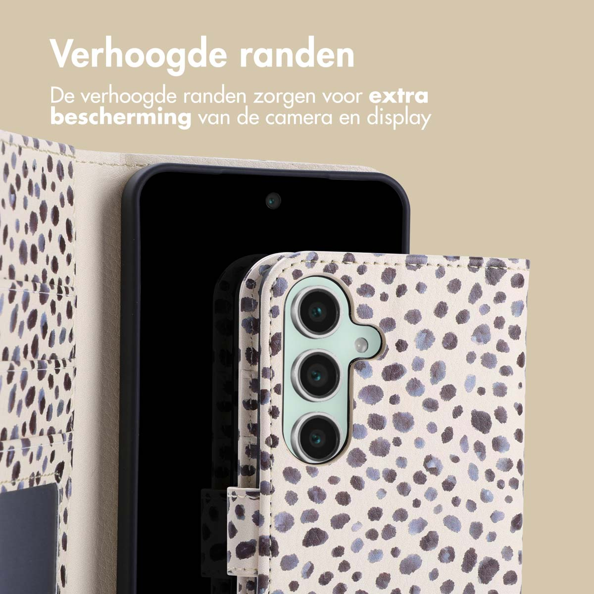 Coque de téléphone avec un motif à pois. Le téléphone est dans l'étui. Le texte dit 'Verhoogde randen'.