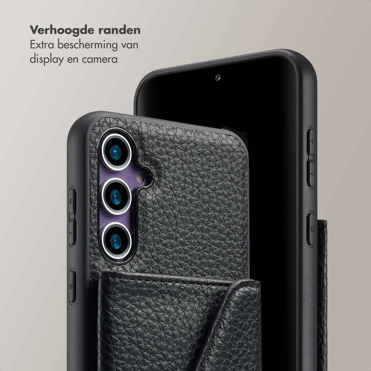 Telefoonhoesje met verhoogde randen, telefoon erin. Zwarte leertextuur. Extra bescherming.