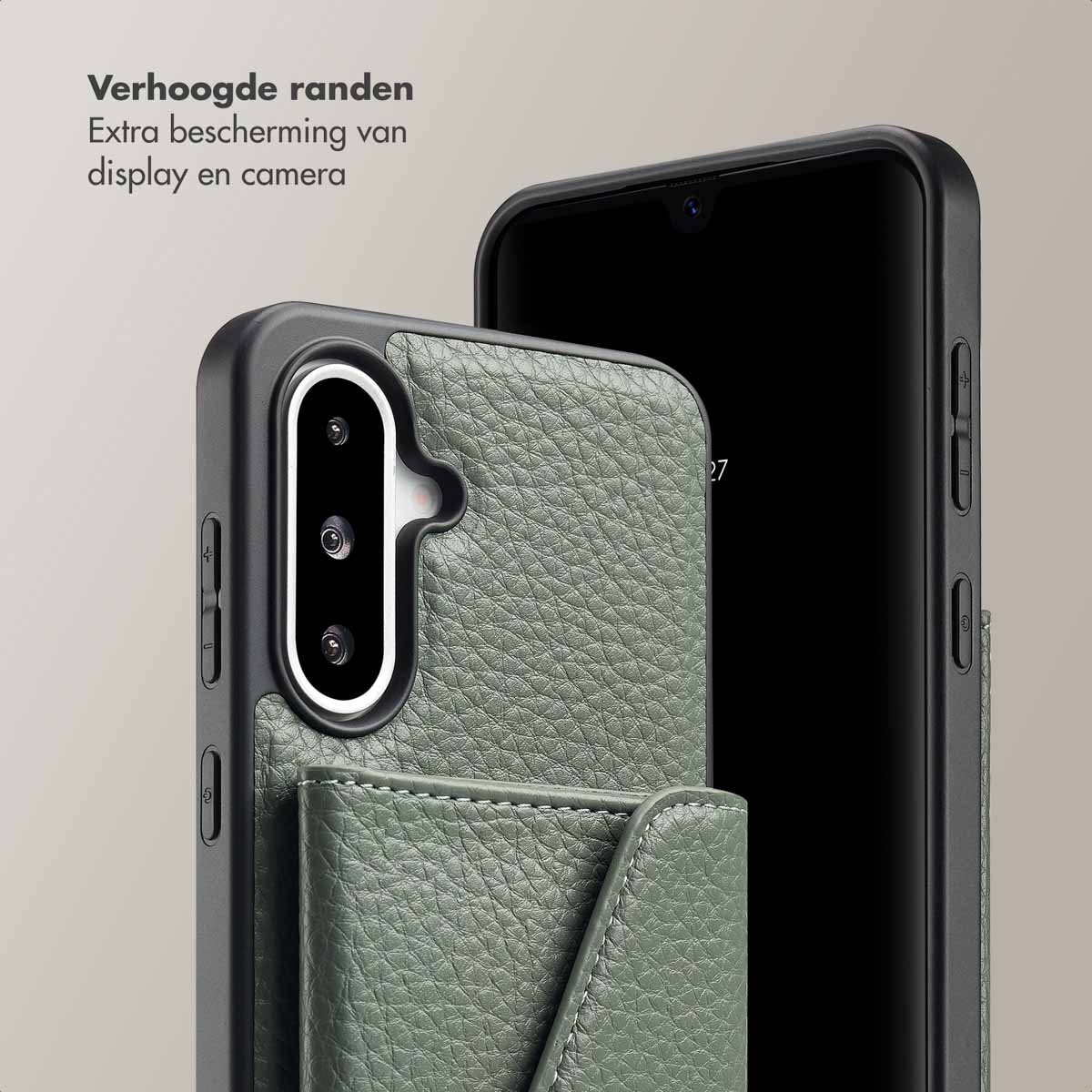 Een telefoonhoesje met een groene leerachtige textuur. De telefoon is zwart. Er is een kaartzak.