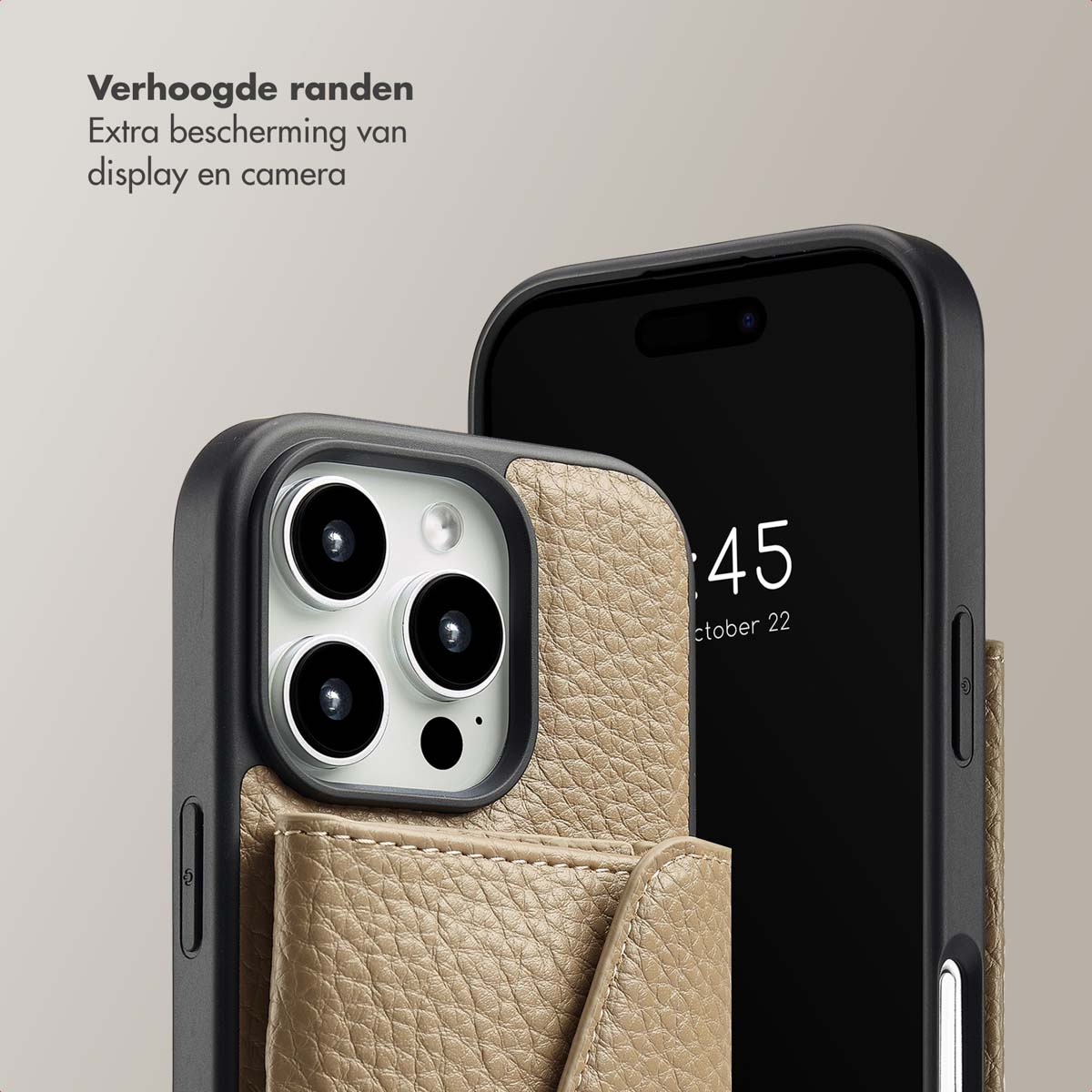 Close-up van een telefoonhoesje met een telefoon erin. De case is lichtbruin, de telefoon is zwart.