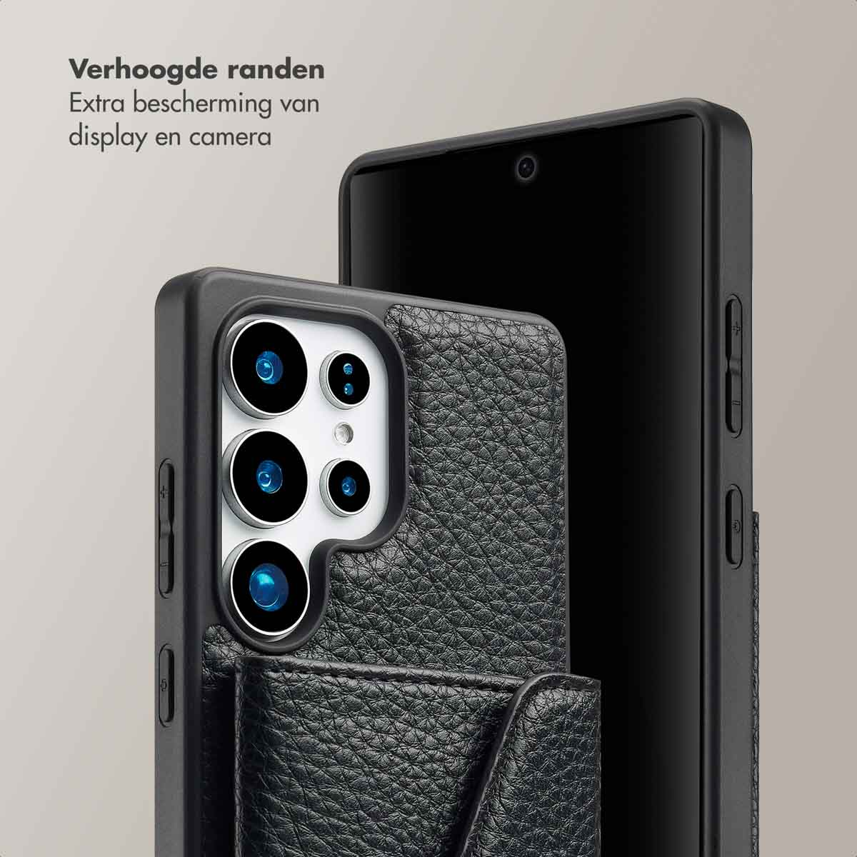 Een doorzichtig glazen apparaat met een zwarte basis en een netsnoer.