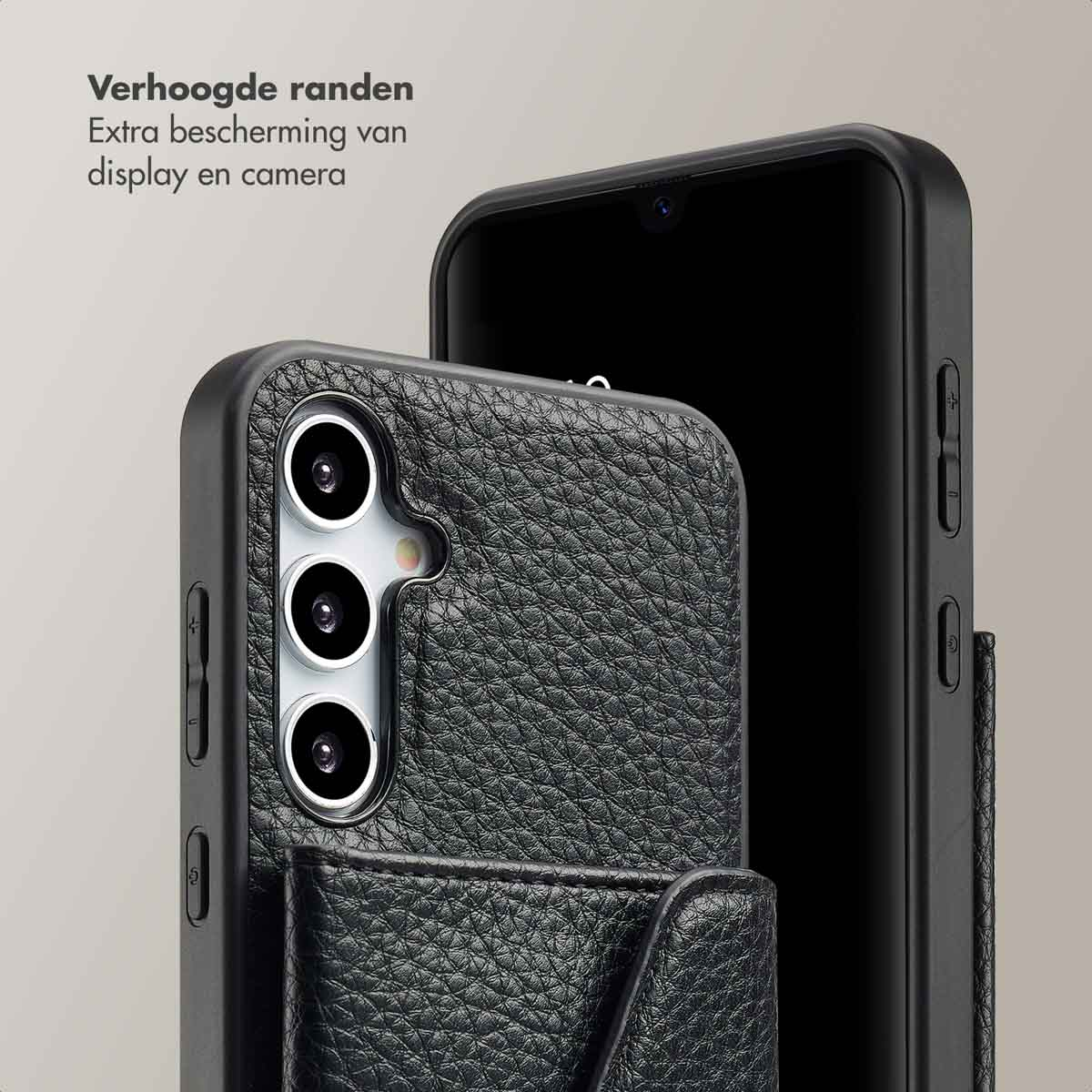 Zwarte telefoon in zwart leren hoesje. Tekst 'Verhoogde randen' bovenaan. Drie lenzen.
