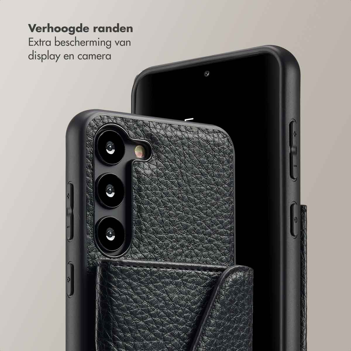 Een telefoon in een zwarte leren hoes met verhoogde randen, met de camera en knoppen zichtbaar.