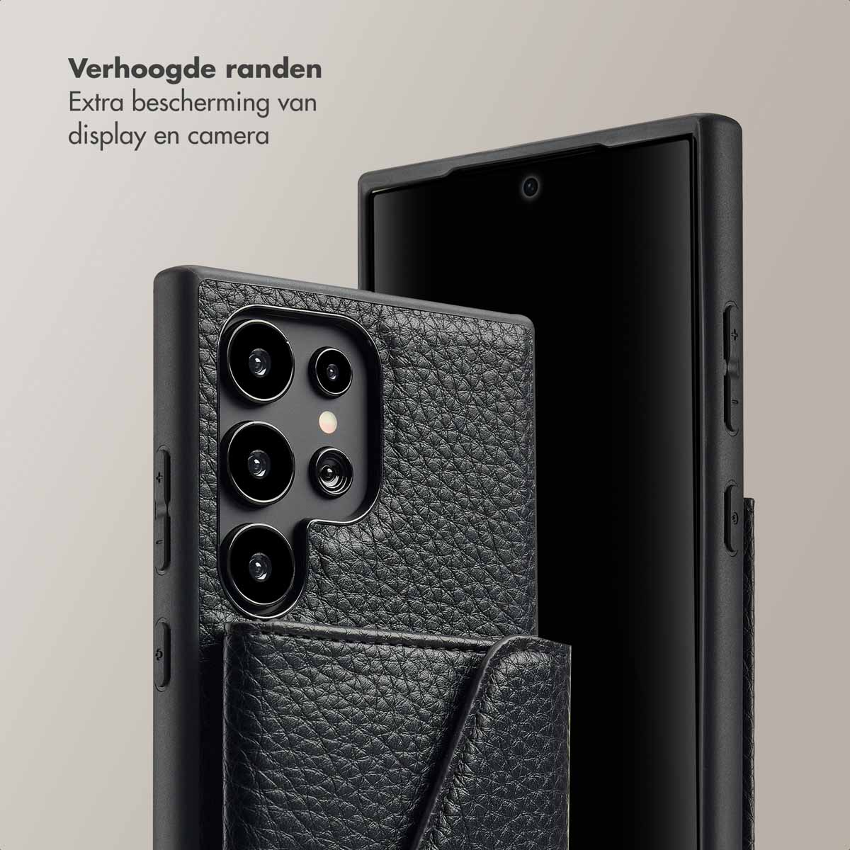 Téléphone dans un étui en cuir noir. Gros plan du dos. Protection renforcée pour l'écran et la caméra.