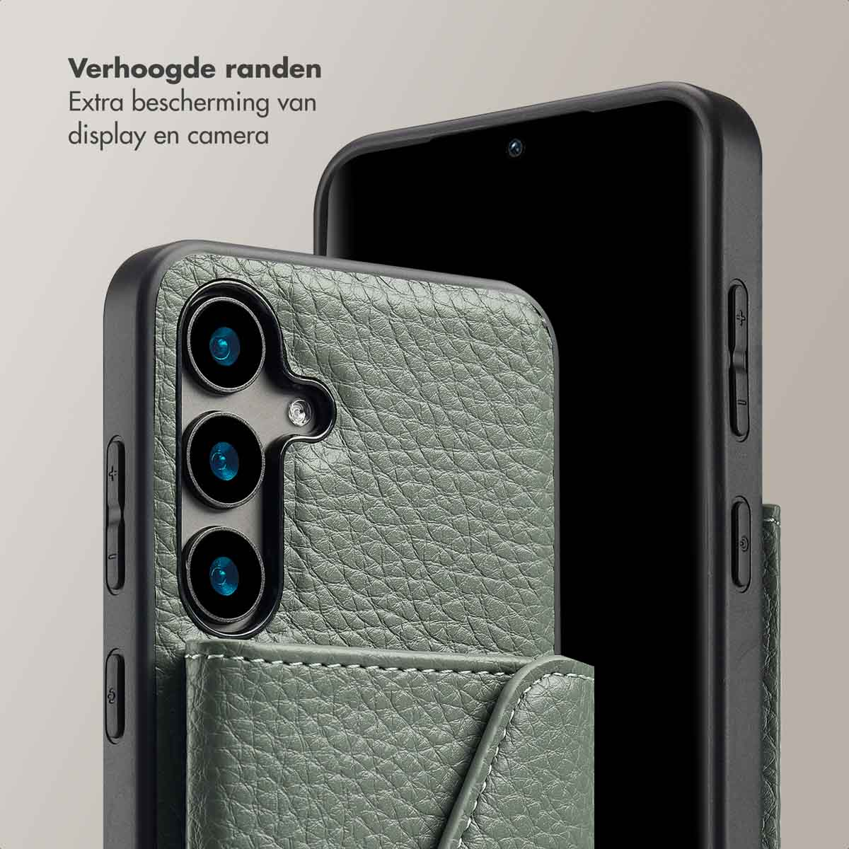 Telefoon in hoesje met groene leren portemonnee. Camera en display zichtbaar.