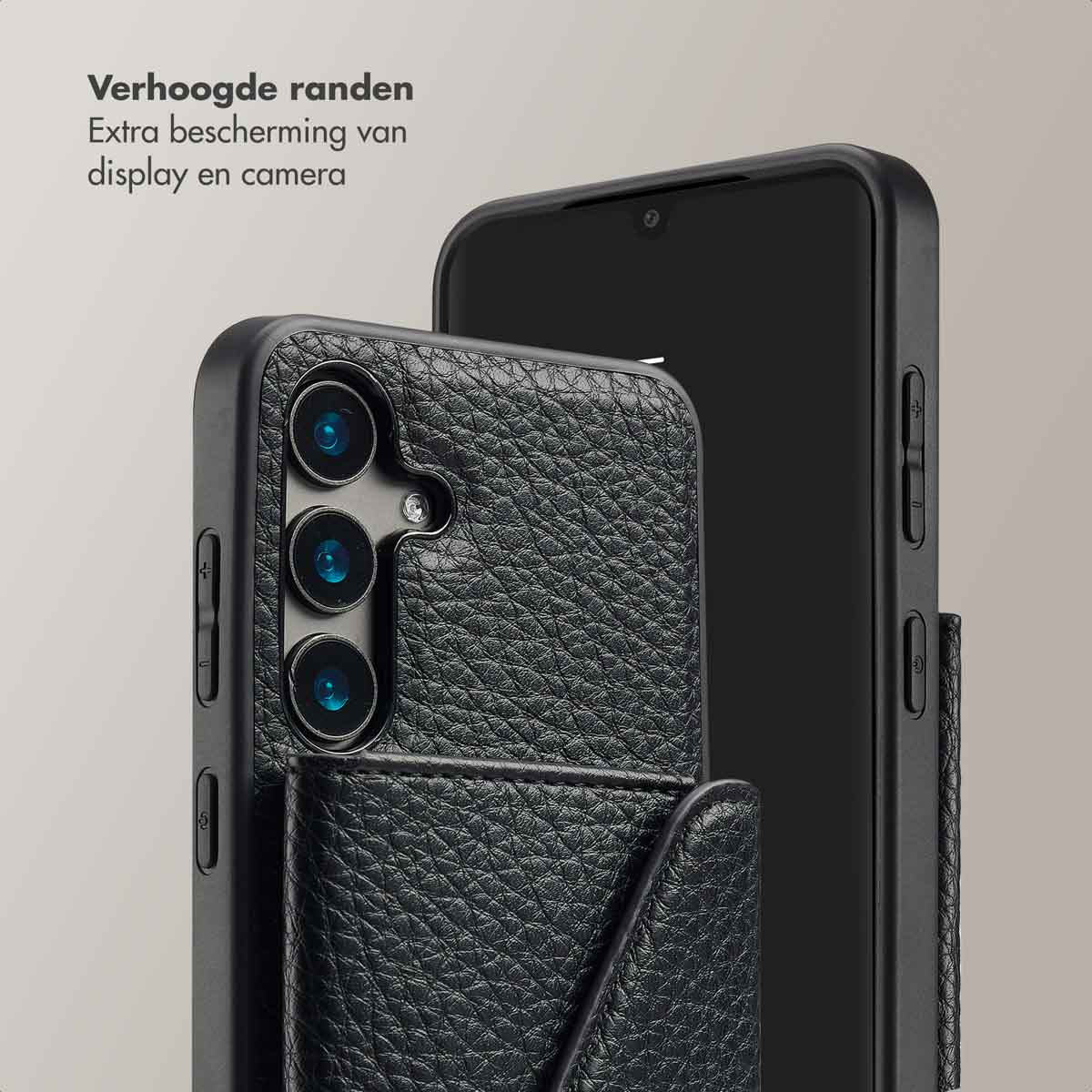 Telefoonhoesje met telefoon erin. Tekst: Verhoogde randen voor extra bescherming van display en camera.