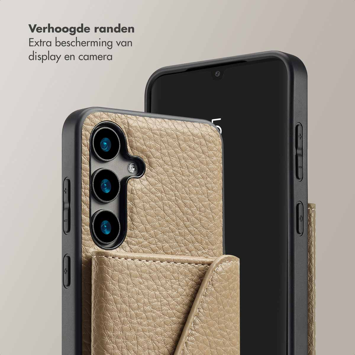 Telefoon met een lichtbruine hoes. De hoes heeft een portemonnee-ontwerp. Er staat een zwarte telefoon naast.