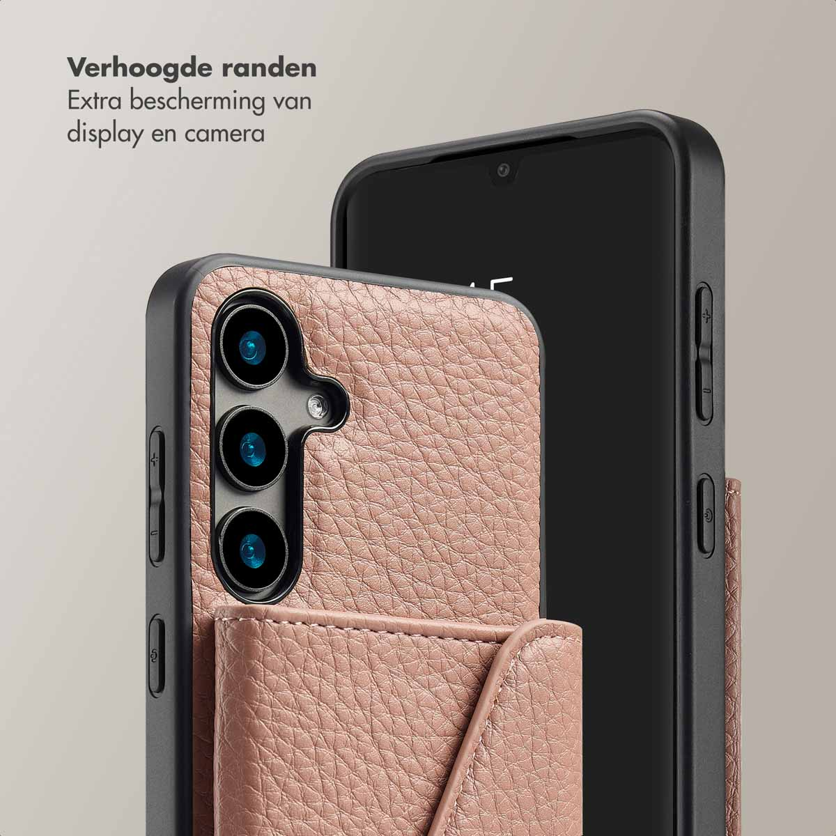 Zwarte telefoon in roze leren hoesje. Tekst 'Verhoogde randen' bovenaan. Drie lenzen.