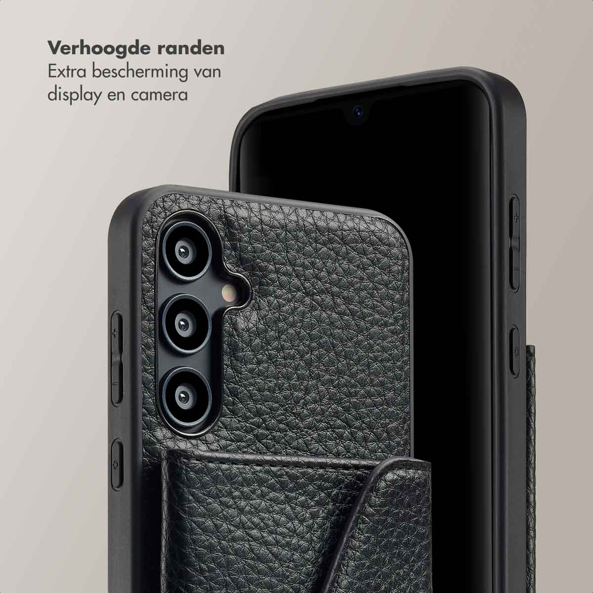 Téléphone noir dans un étui en cuir noir. Texte : Protection supplémentaire.