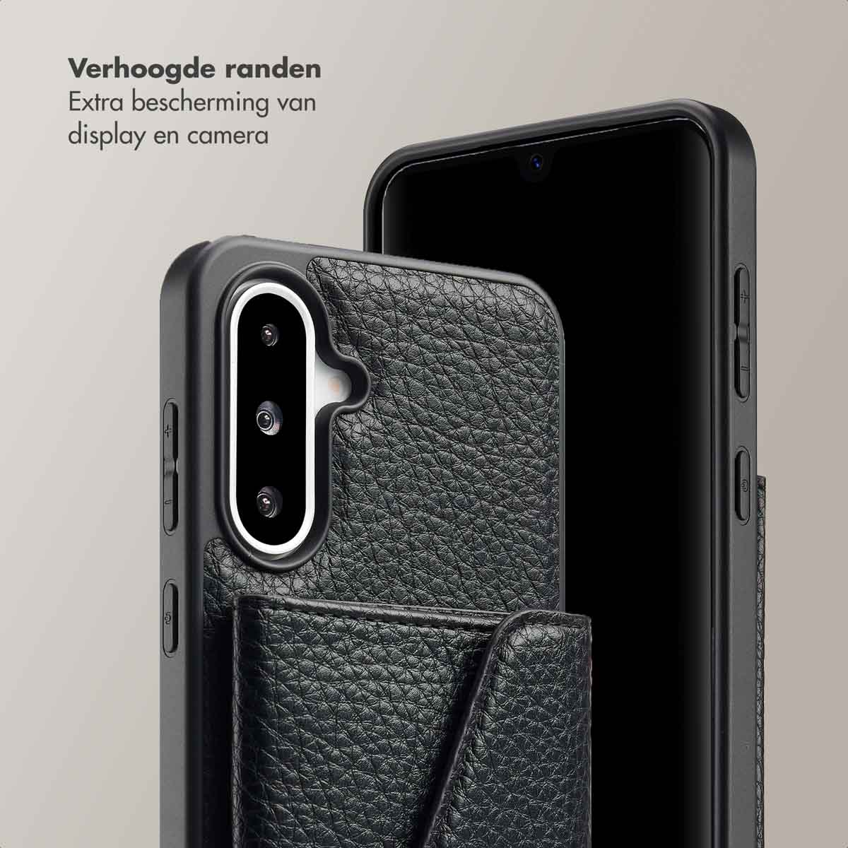 Zwarte telefoonhoes met leren textuur, beschermt de telefoon. Er zit een telefoon in.