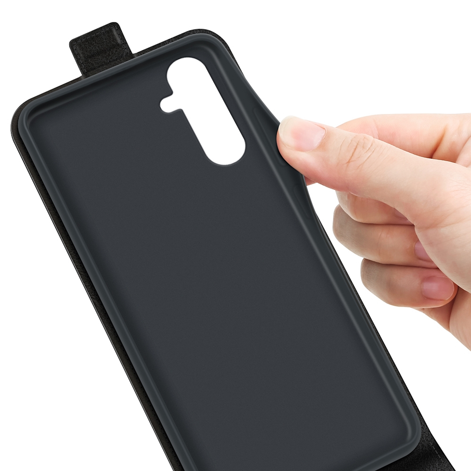 Eine Hand, die eine schwarze Handyhülle hält und die Innenseite mit Klappenverschluss und Telefoneinsatz zeigt.
