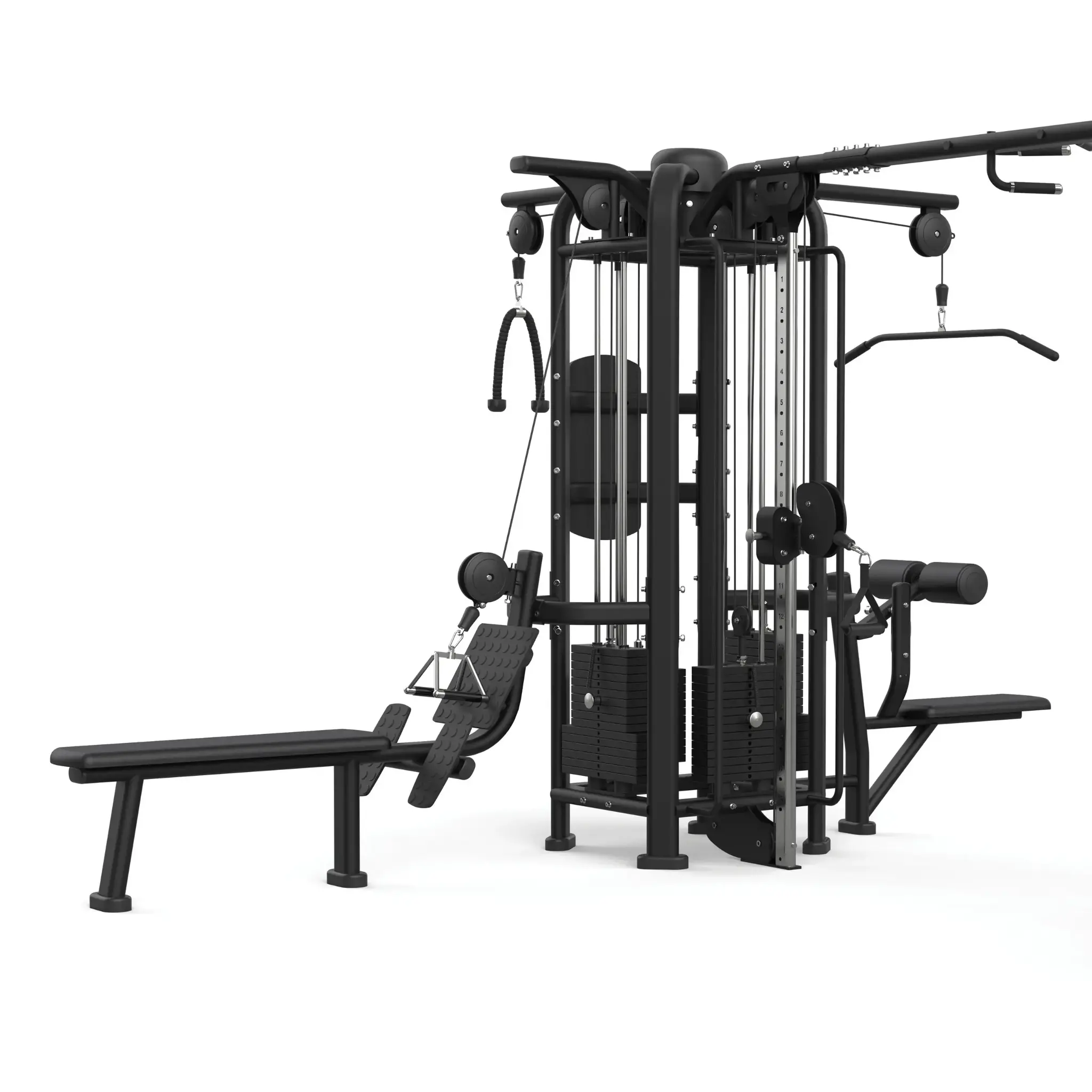 Zwarte multi-gym apparatuur. Bank, gewichten, kabels en diverse trainingsstations. Witte achtergrond.