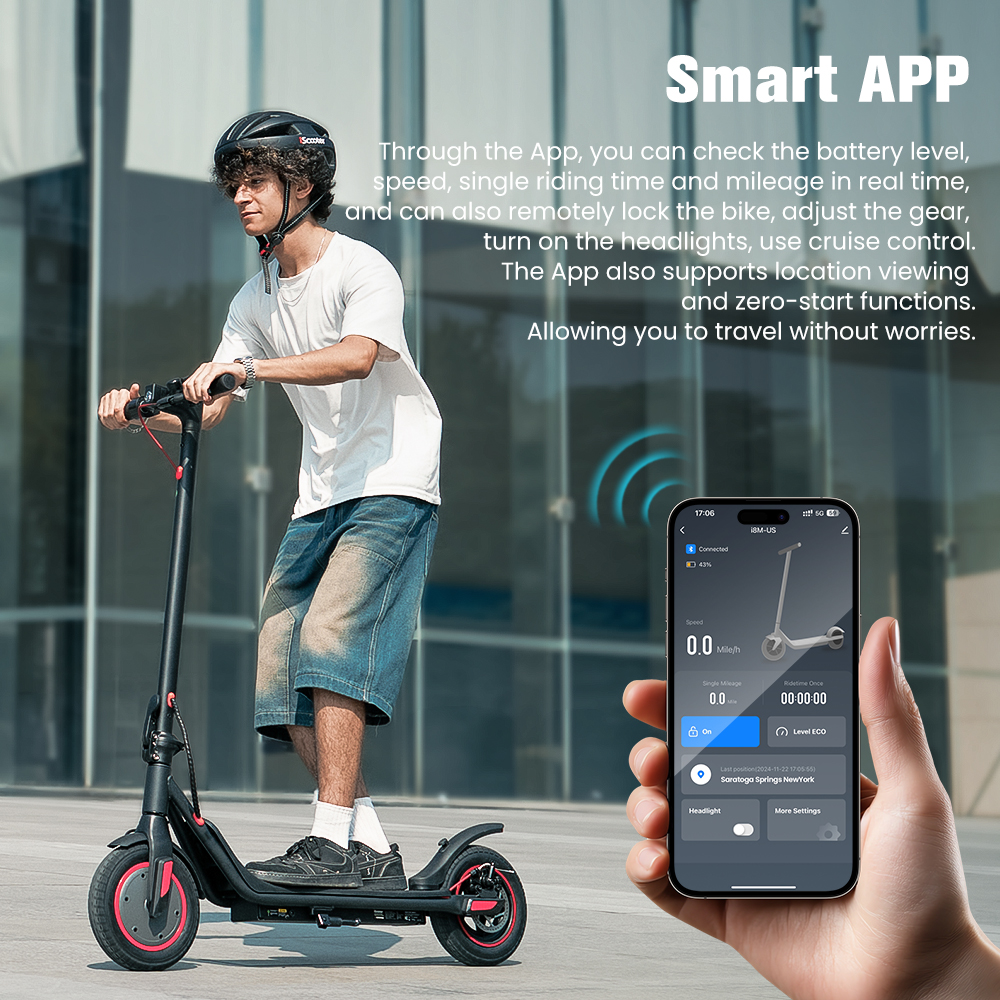 Uomo in scooter, guarda il telefono con interfaccia app e testo su sfondo bianco.