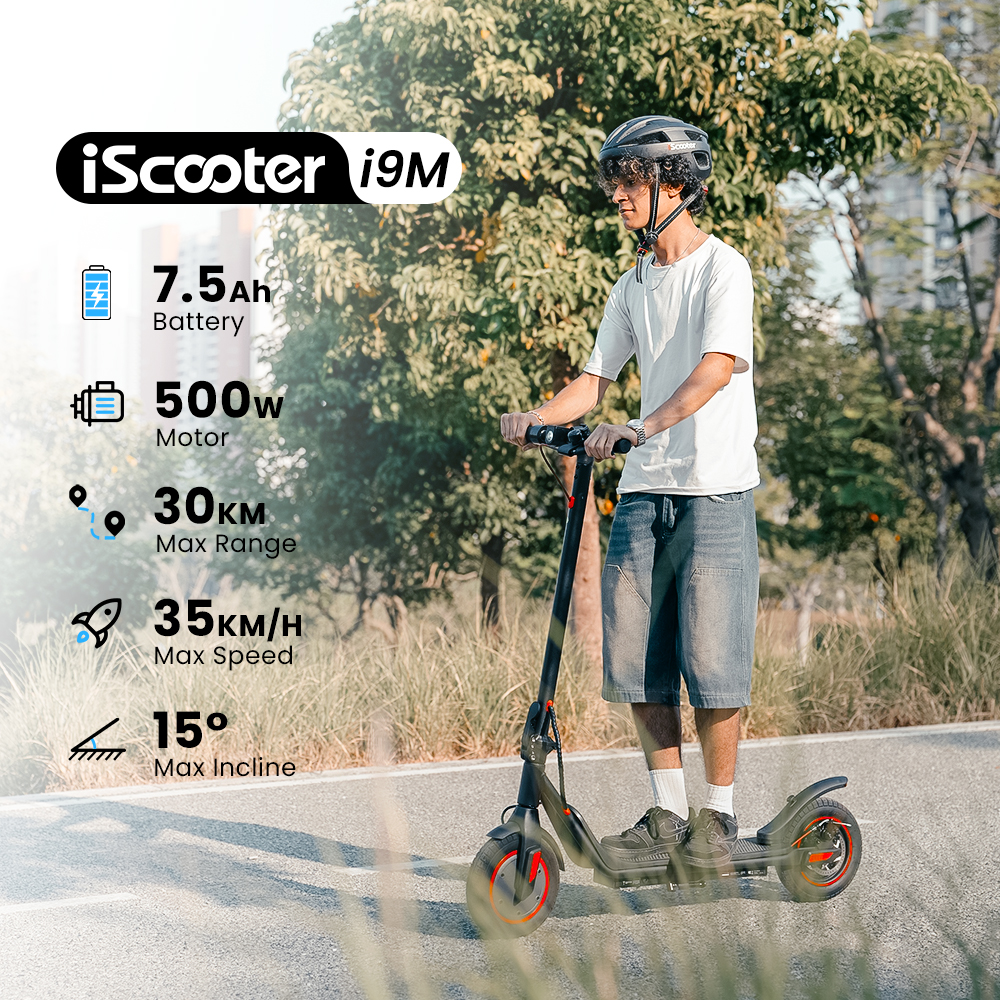 Un uomo guida un monopattino elettrico su una strada asfaltata. Vengono visualizzate statistiche come la velocità e la batteria.