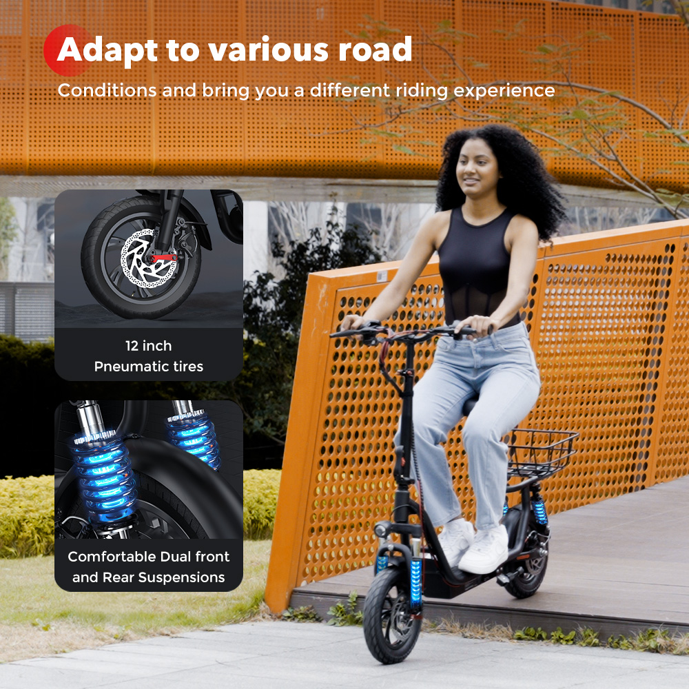 Donna che guida uno scooter elettrico nero e blu su un ponte.
