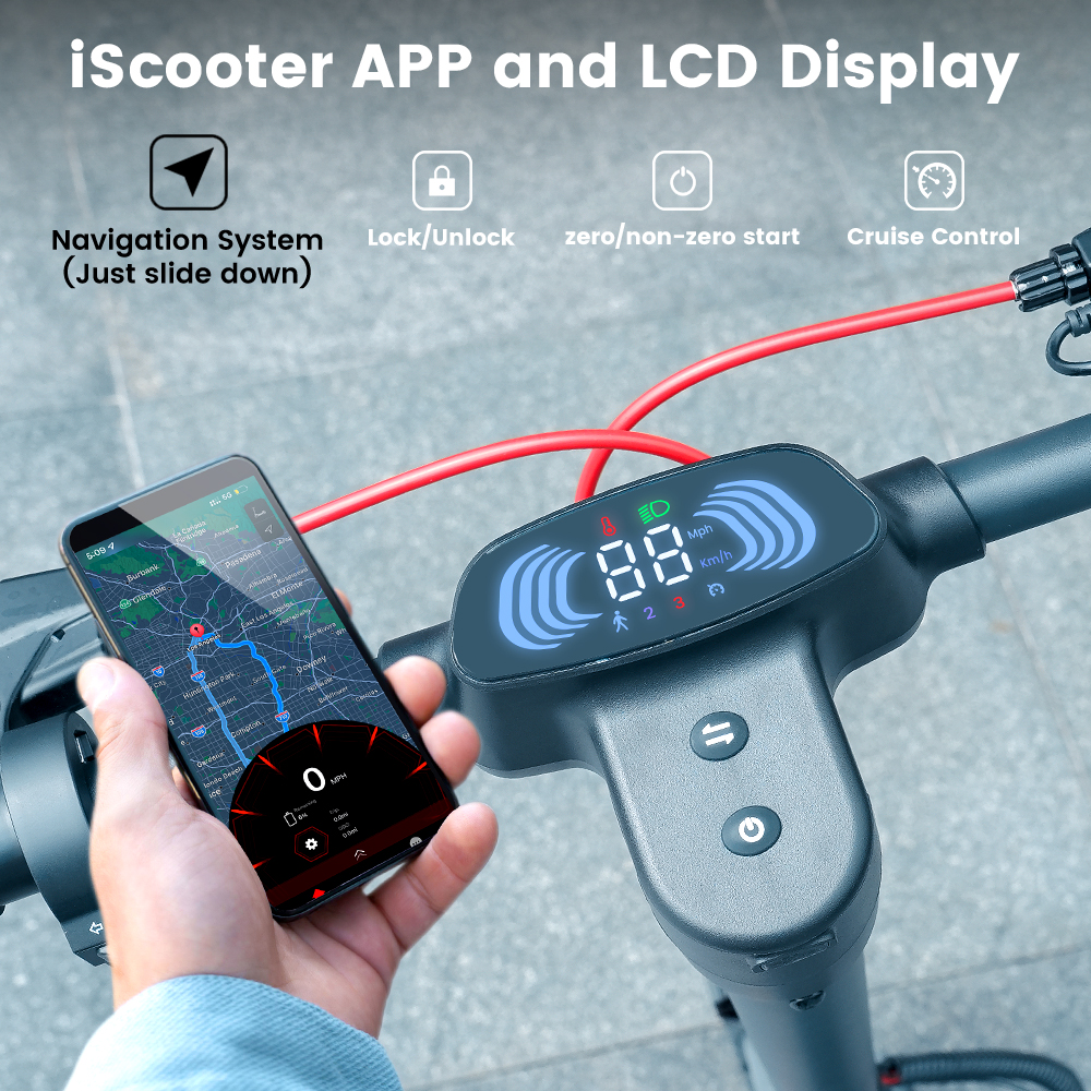 Scooter con display LCD che mostra la velocità. Una mano tiene un telefono con app di navigazione.