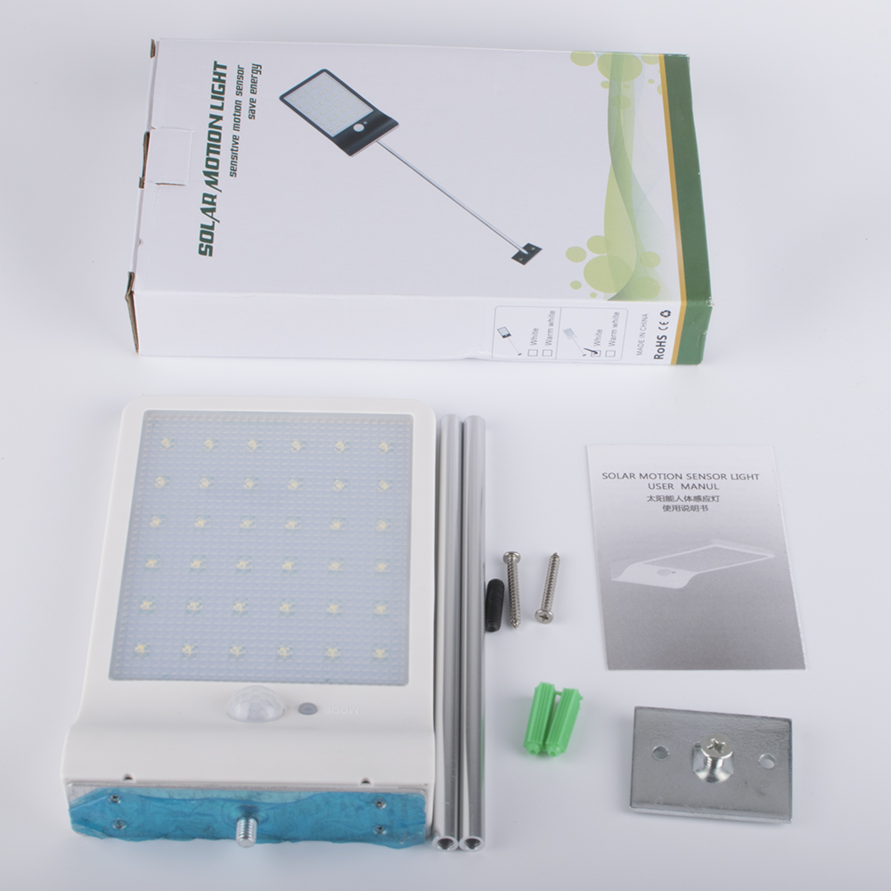 Solar-Bewegungssensorlicht mit Zubehör auf weißem Hintergrund.