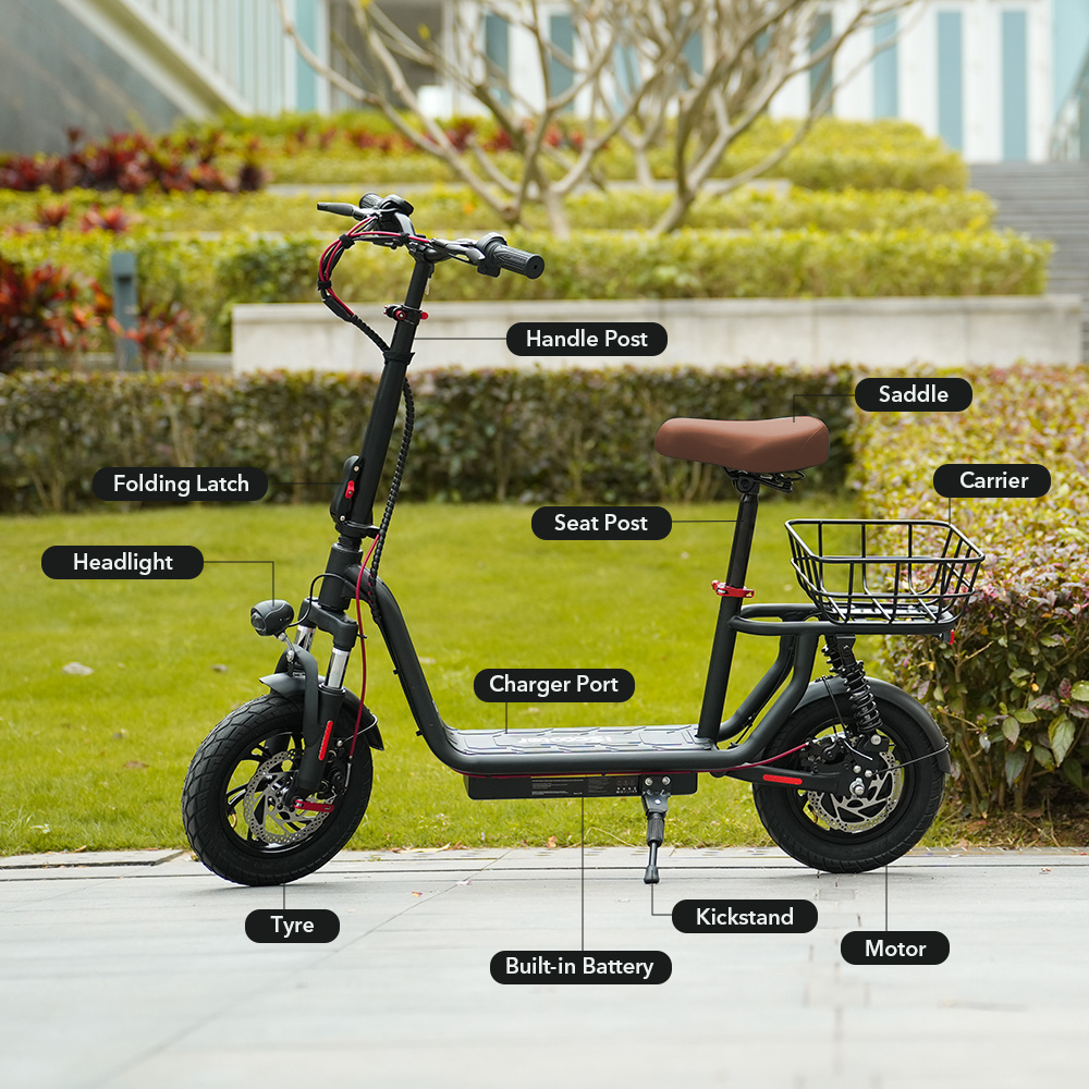 Un monopattino elettrico nero con parti e caratteristiche etichettate, parcheggiato all'aperto su una superficie pavimentata.