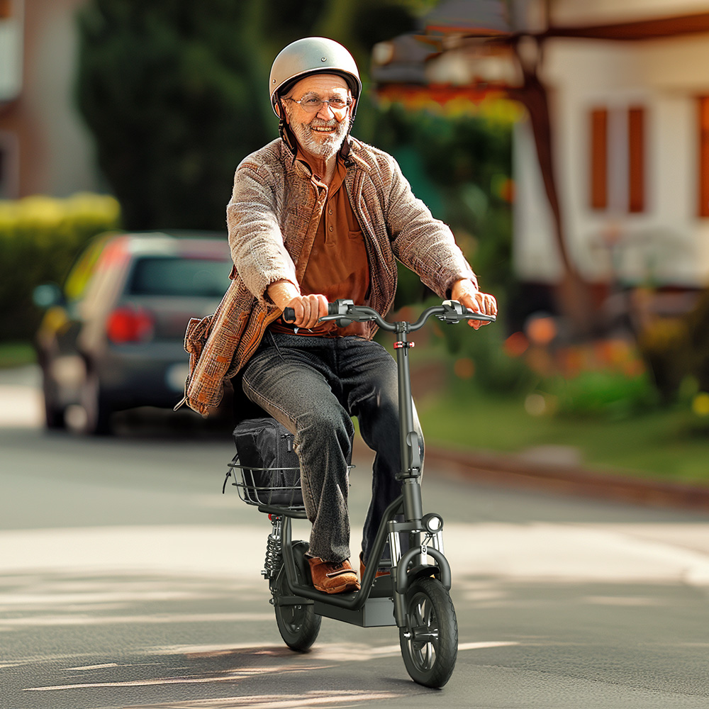Un uomo anziano che guida uno scooter elettrico per strada, con casco e cappotto.
