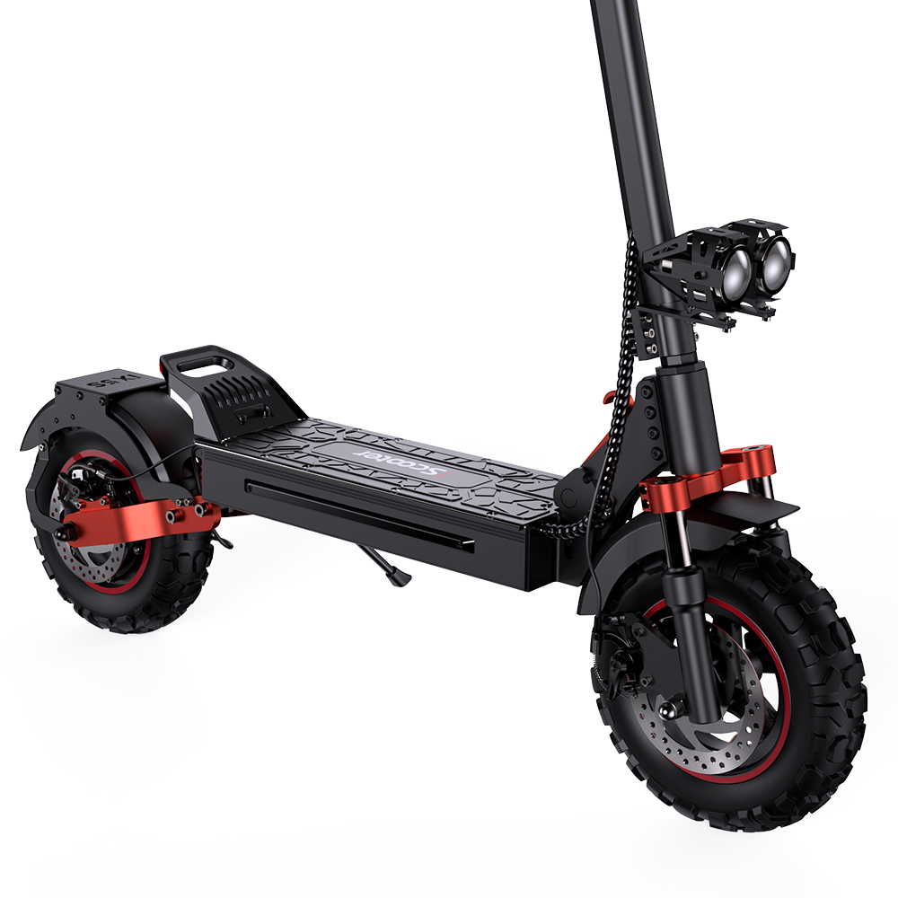 Scooter elettrico nero con dettagli rossi. Sfondo bianco. Ruote grandi.