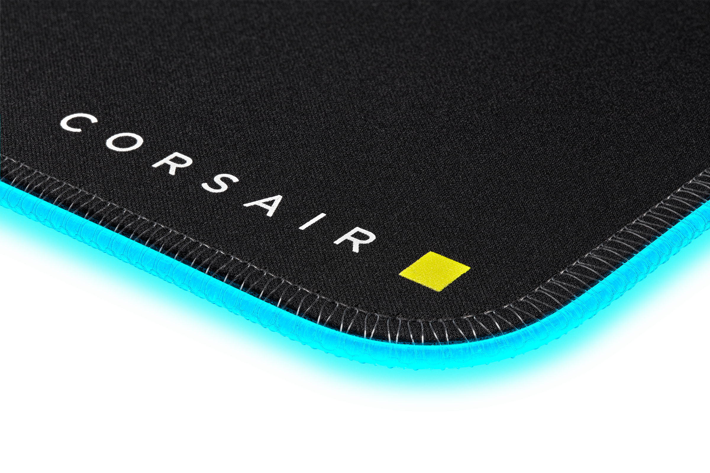 Czarna podkładka pod mysz Corsair z niebieskim podświetleniem krawędzi LED, białym tekstem 'CORSAIR' i żółtym kwadratem.