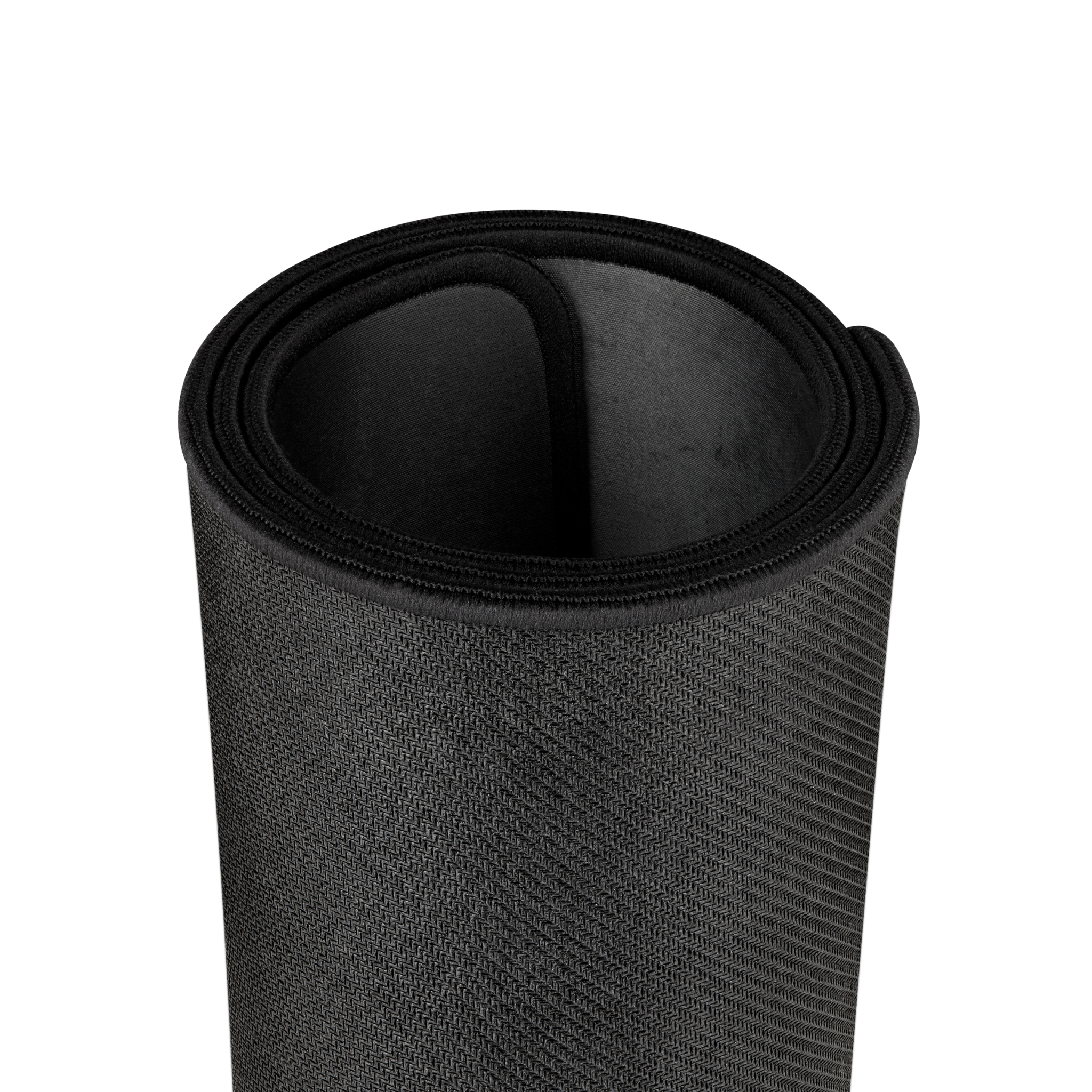 Zwinięta czarna podkładka pod mysz na białym tle. Krawędź jest teksturowana.