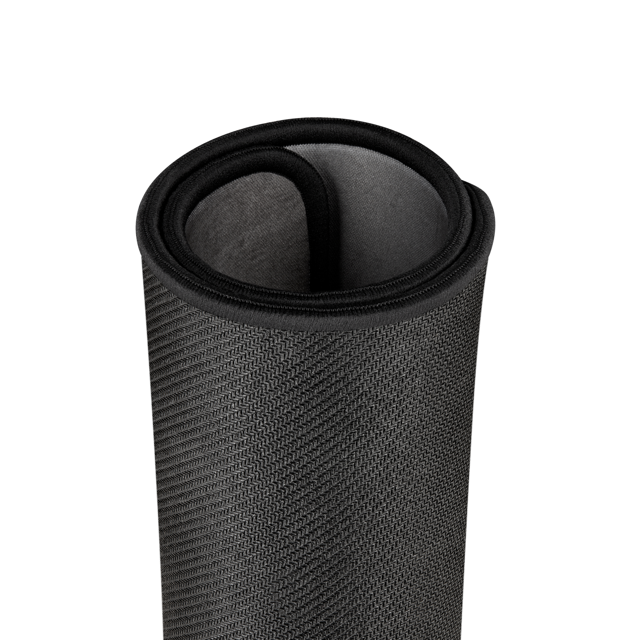 Zwinięta czarna podkładka pod mysz z teksturowaną powierzchnią, zbliżenie.