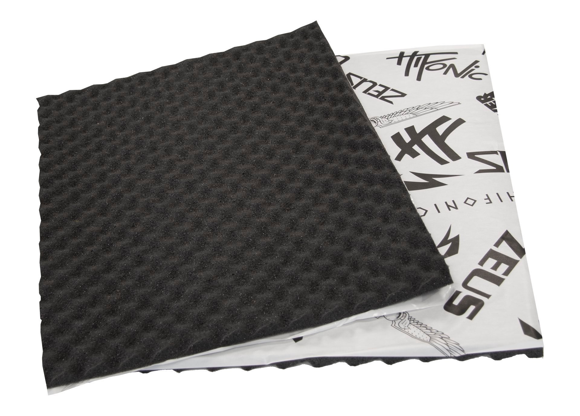 Zwei schwarze Akustikschaumplatten. Eine ist flach, die andere zeigt eine strukturierte Oberfläche.