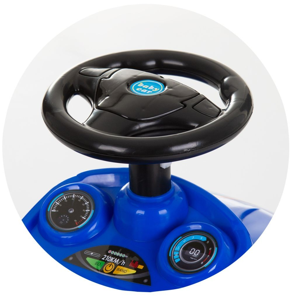 Primer plano del volante y el salpicadero de un coche azul infantil con indicadores y velocímetro.