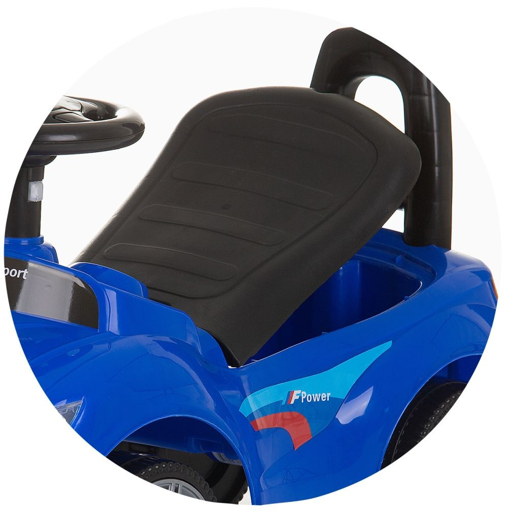 Asiento de coche de juguete abierto. Coche azul, asiento negro. Asa trasera.