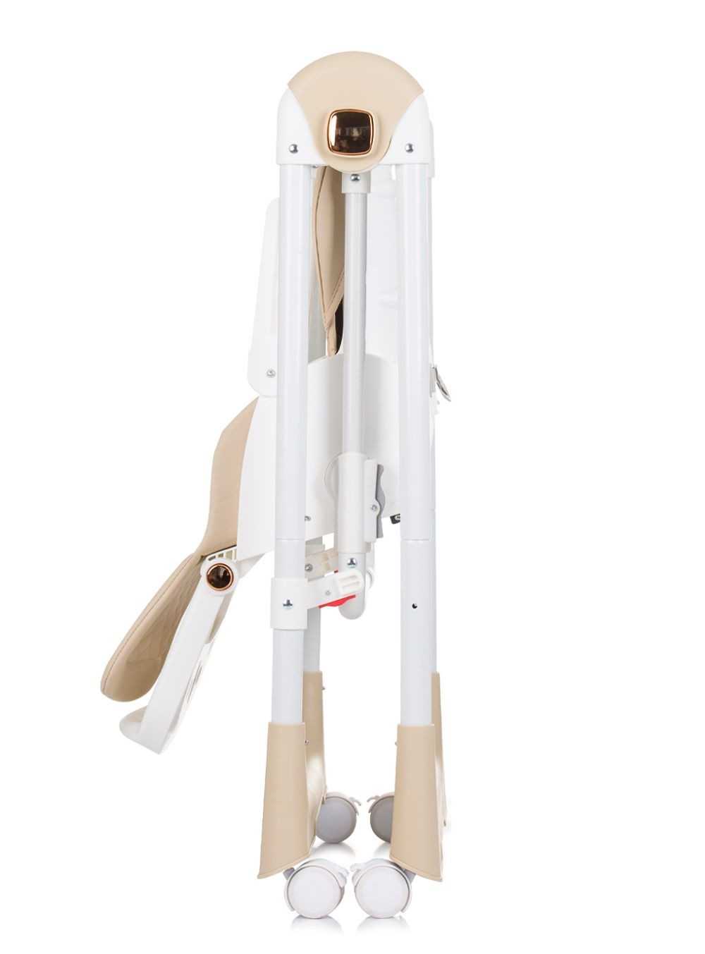 Ein zusammengeklappter beige-weißer Hochstuhl. Er ist geschlossen und stromlinienförmig, mit Rädern an der Basis.