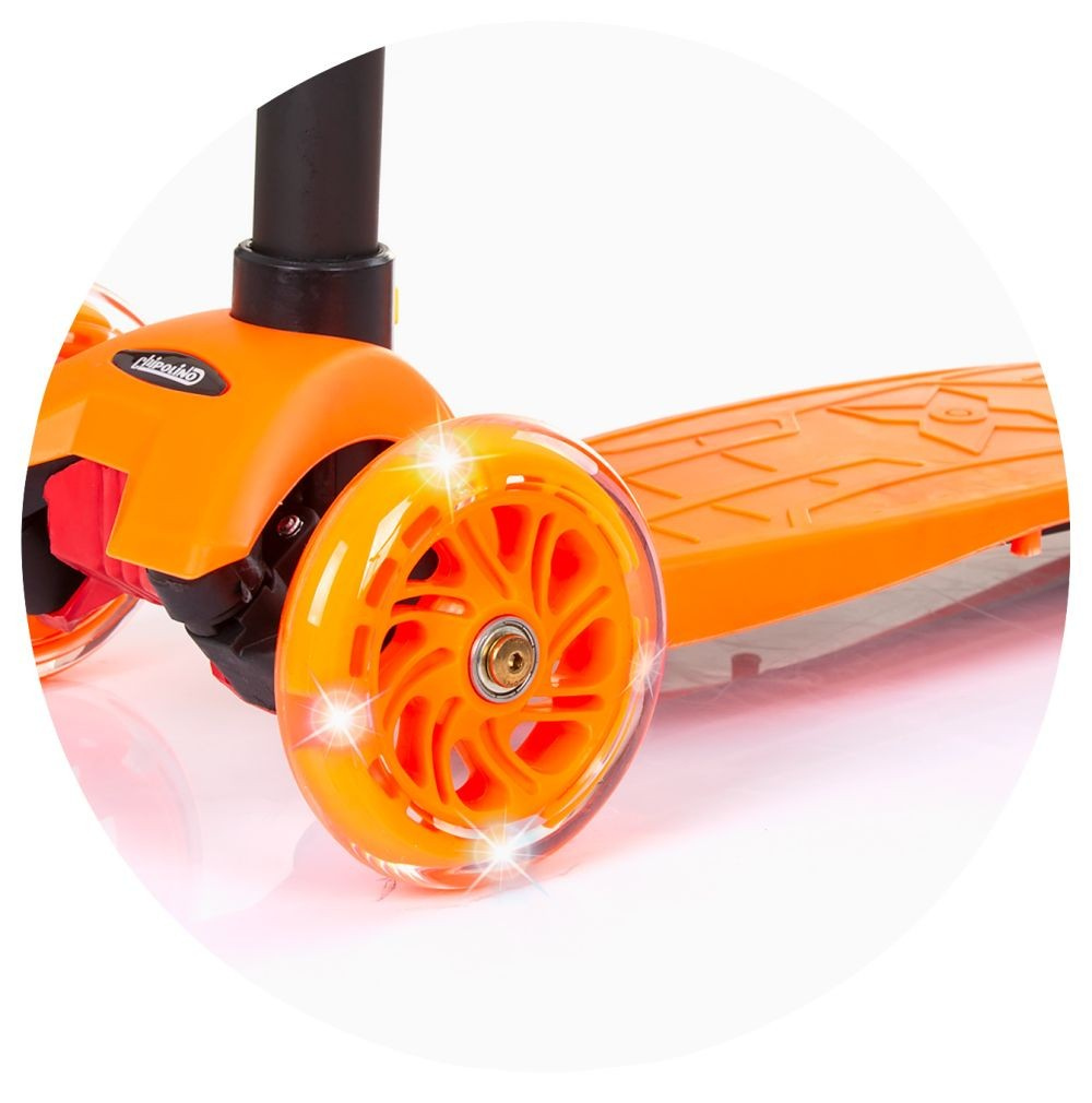 Orangefarbene Rollerrollen, Nahaufnahme, mit Lichtern in den transparenten Rädern.