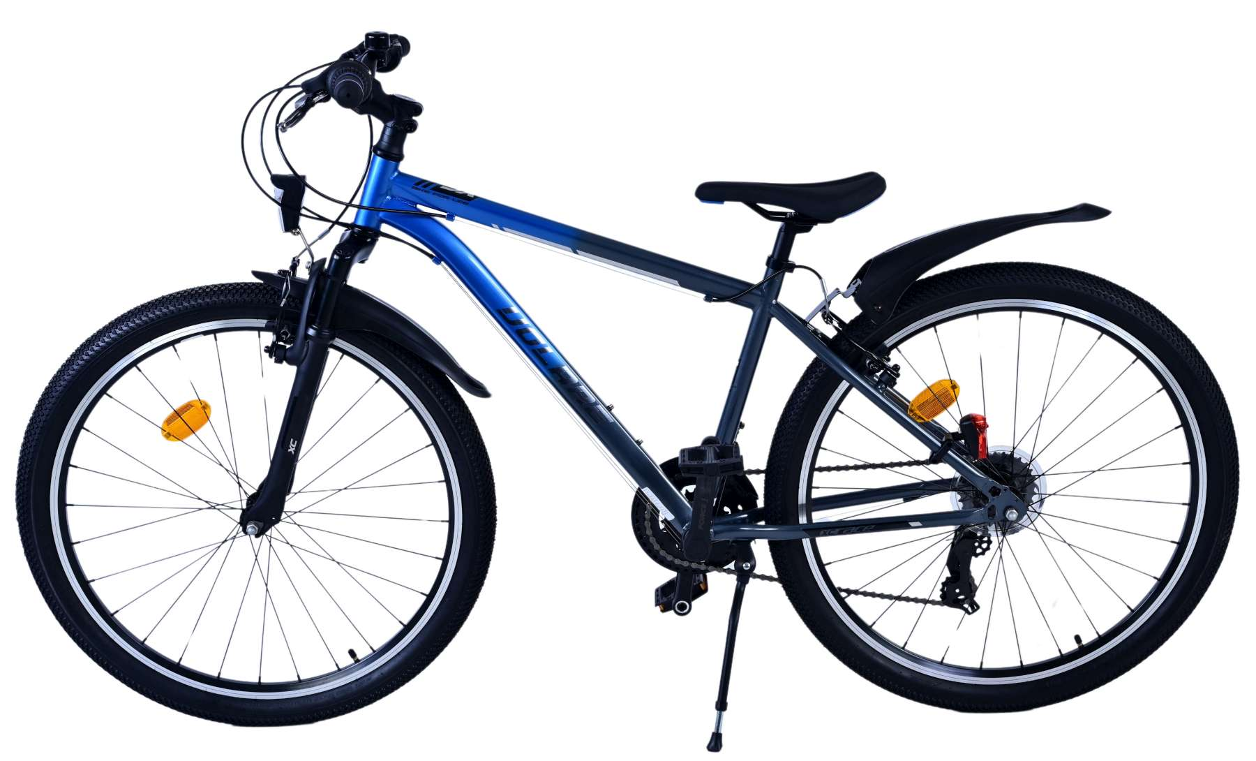 Ein blaues und schwarzes Fahrrad auf weißem Hintergrund. Es hat schwarze Reifen, Schutzbleche und einen blauen Rahmen.