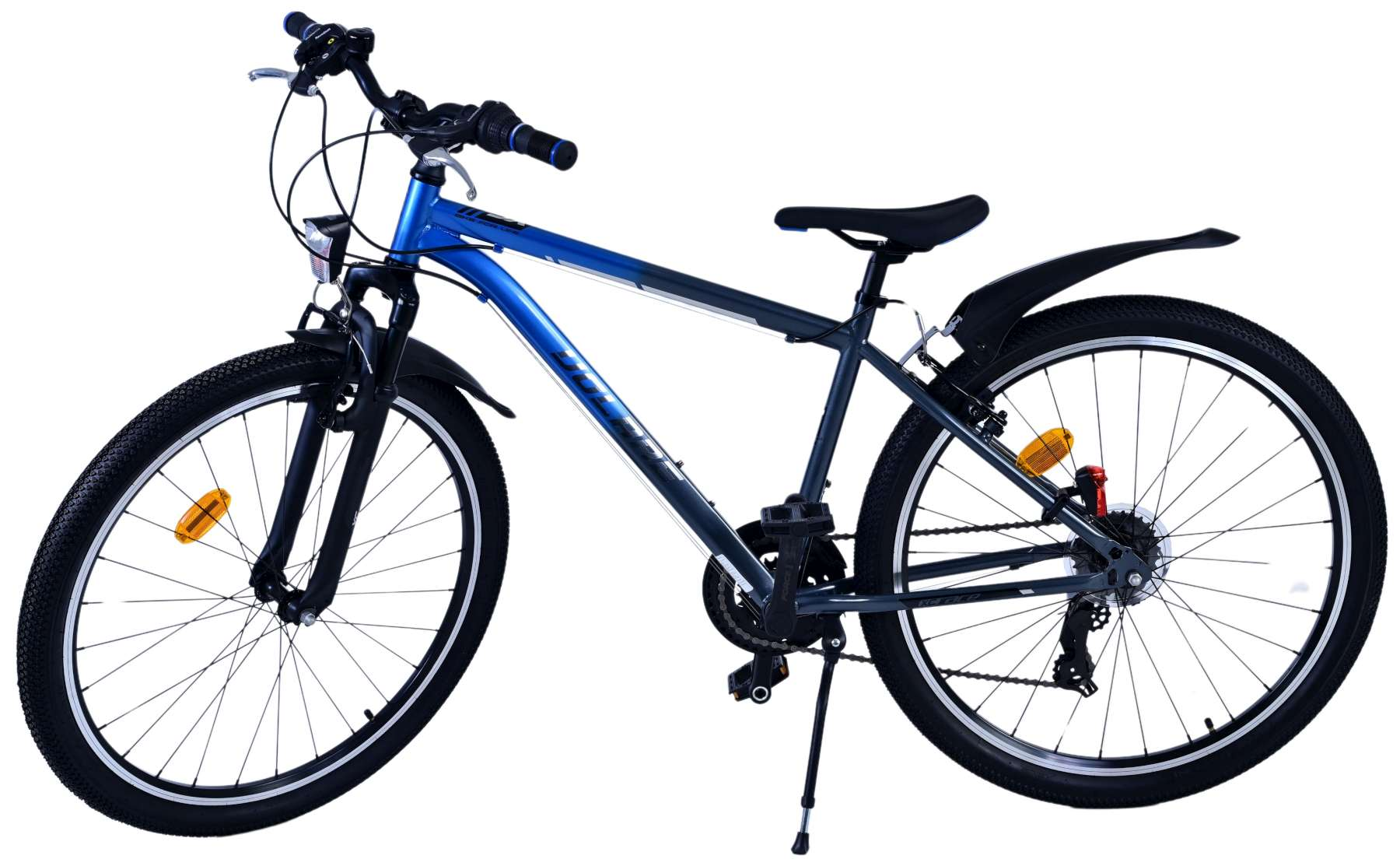 Blau-schwarzes Fahrrad auf weißem Hintergrund, mit schwarzen Reifen und einem Ständer.