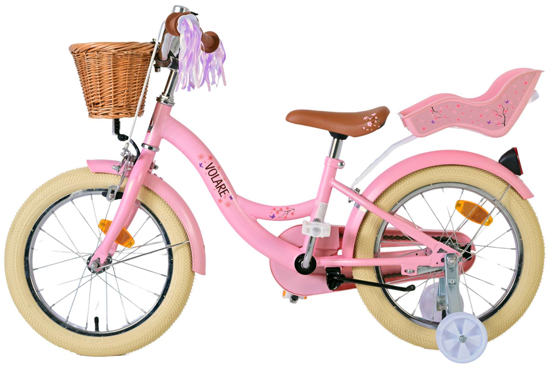 Ein rosa Mädchenfahrrad mit einem Weidenkorb, Stützrädern und einem rosa Kindersitz.