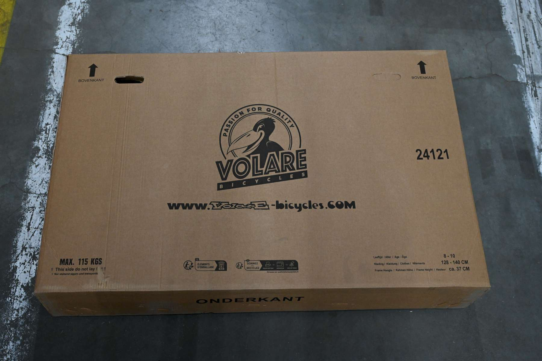 Karton mit Text. Es hat ein Pelikan-Logo. Die Box ist braun.